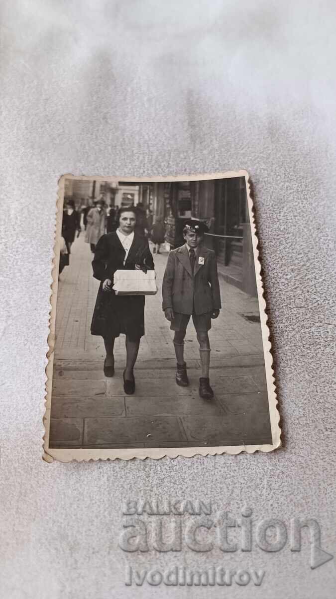 Φωτογραφία Σοφία Μια γυναίκα και ένα αγόρι σε μια βόλτα Φωτογραφία Σοφία Μια γυναίκα και ένα αγόρι σε μια βόλτα