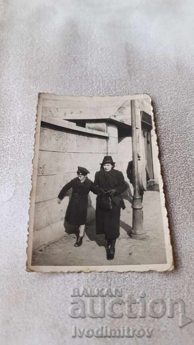 Φωτογραφία Σοφία Μια γυναίκα και ένα αγόρι σε μια βόλτα Φωτογραφία Σοφία Μια γυναίκα και ένα αγόρι σε μια βόλτα