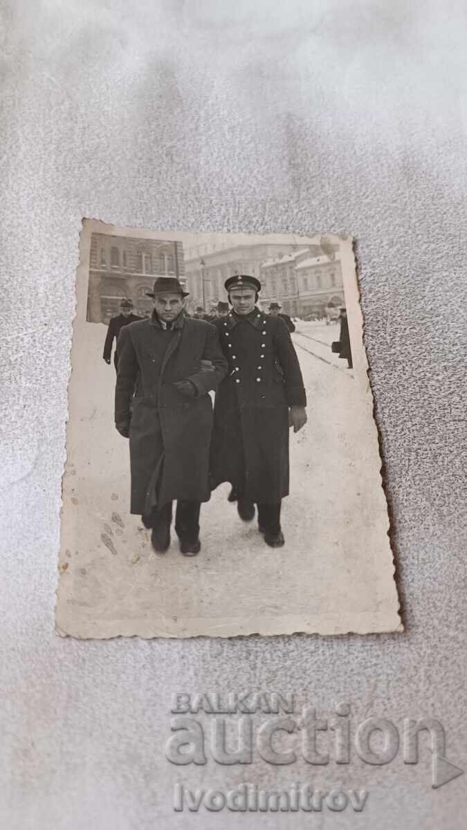 Снимка София Мъж и младеж на пл. Света Неделя през зимата