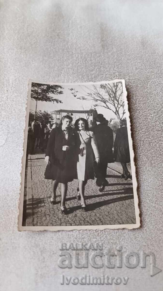 Снимка Бургасъ Две млади момичета на разходка 1942 Снимка Бургасъ Две млади момичета на разходка 1942