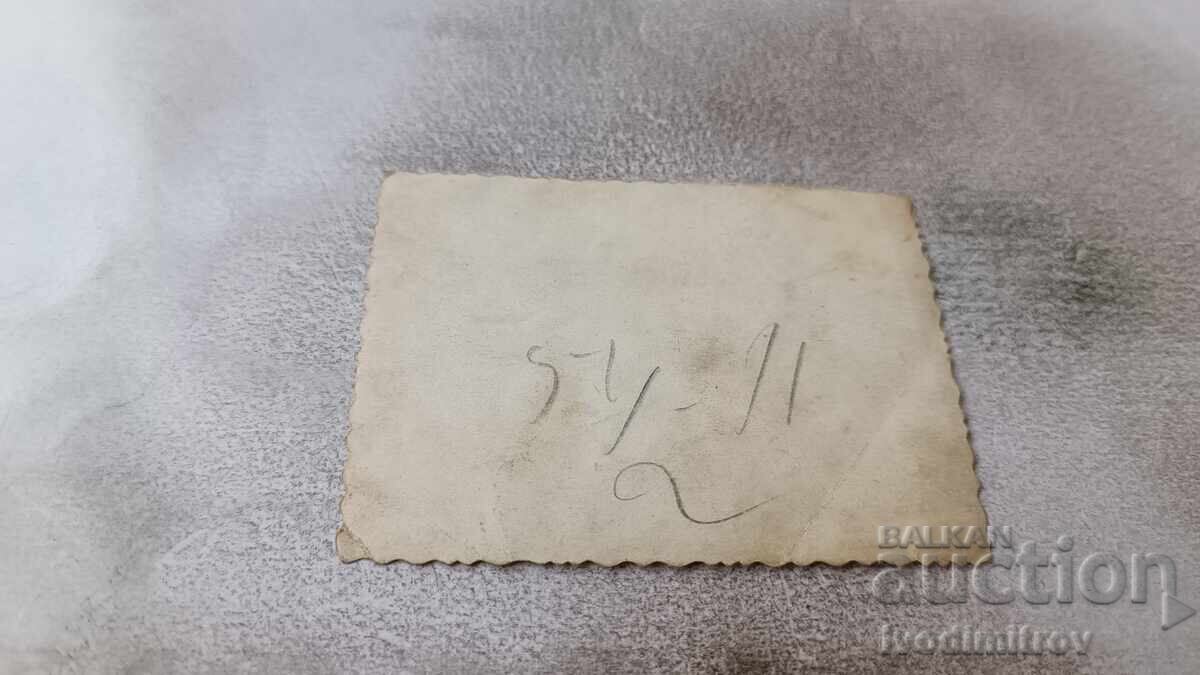 Снимка София Мъж жена и малко момиченце покрай джамията с цена € 1.25 | 2.44 лв.