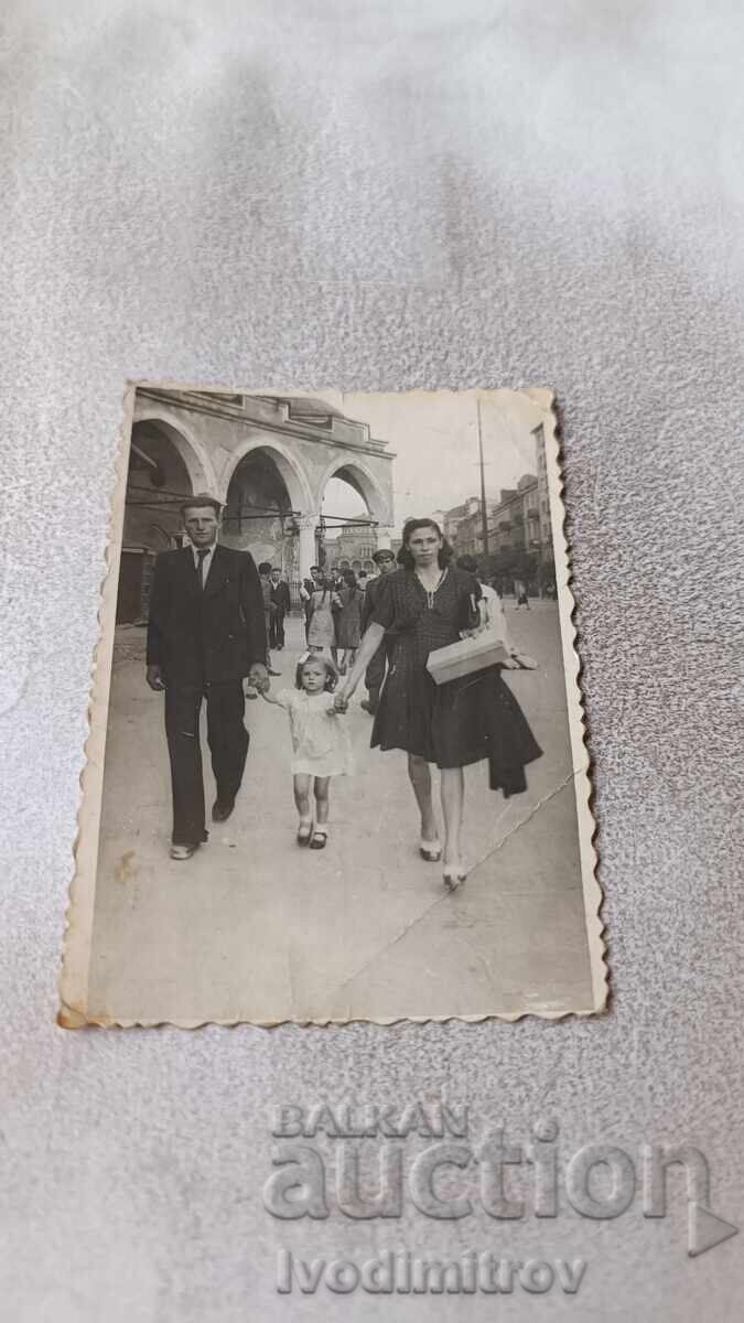 Снимка София Мъж жена и малко момиченце покрай джамията