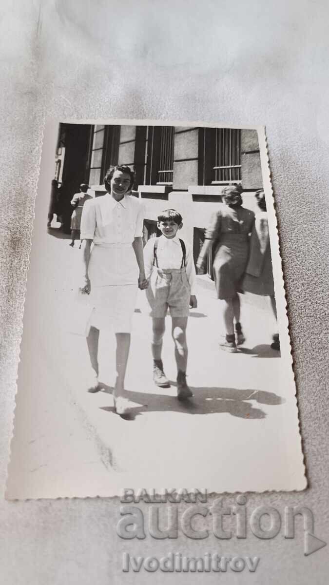 Fotografie Sofia Femeie și băiat la plimbare 1943 Fotografie Sofia Femeie și băiat la plimbare 1943