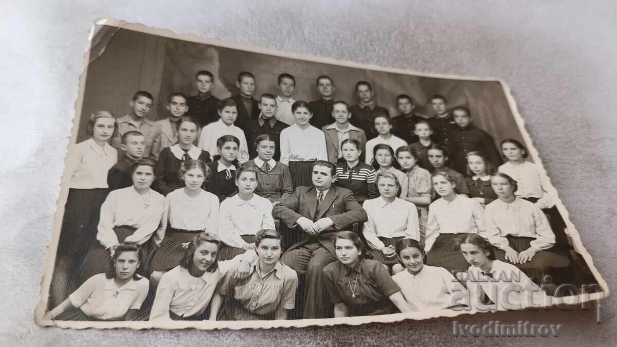 Снимка Ямболъ Ученици със своя учител