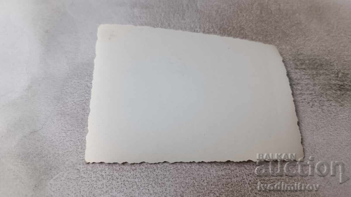 Φωτογραφία Νεαρός άνδρας στην παραλία με τιμή € 1.20 | 2.35 BGN