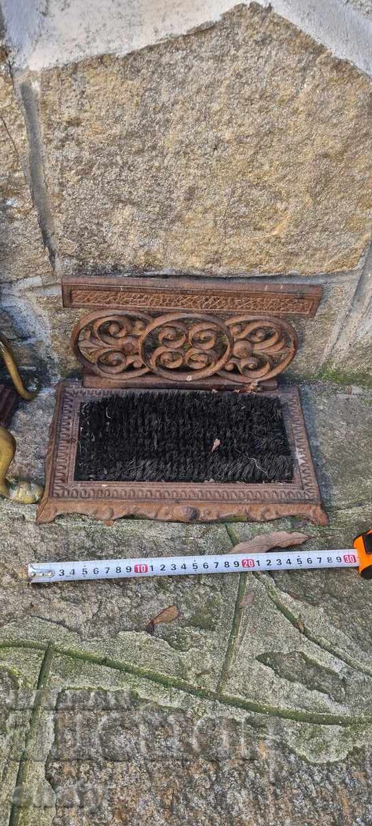 Стара чугунена изтривалка