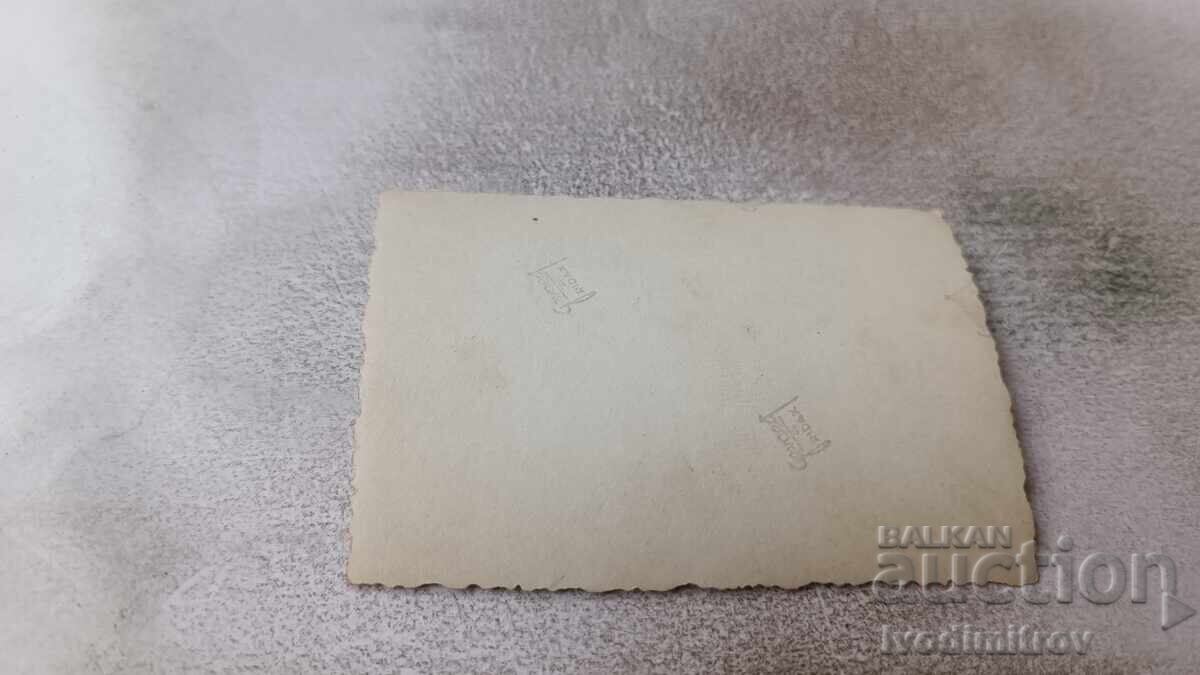 Снимка Мъж и три млади момичета с ретро бански в морето с цена € 0.84 | 1.64 лв. Снимка Мъж и три млади момичета с ретро бански в морето с цена € 0.84 | 1.64 лв.