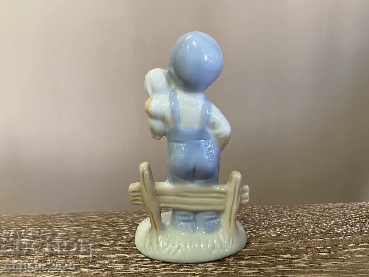 Figurină de porțelan vintage „Băiat cu miel” cu preț € 15.34 | 30.00 BGN