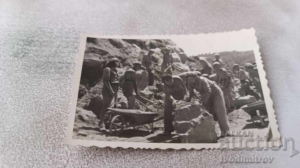 Fotografie Brigadieri curățând mase stâncoase