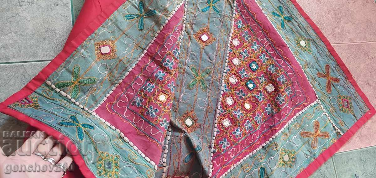 Стара индийска покривка - ръчно бродирана 104/106см. с цена € 10.00 | 19.56 лв.