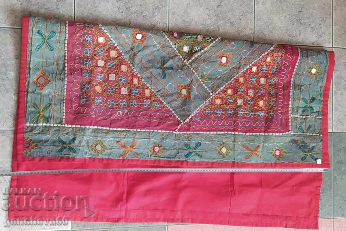 Стара индийска покривка - ръчно бродирана 104/106см.