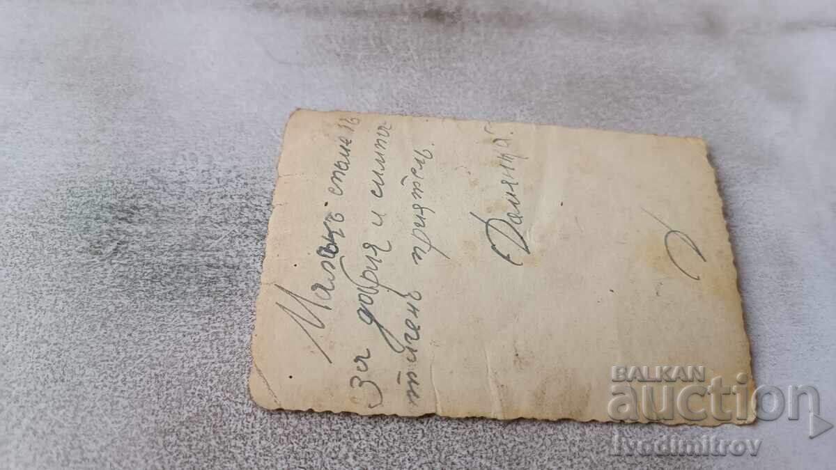 Снимка Мъже и младежи пред дървообработваща работилница с цена € 1.20 | 2.35 лв. Снимка Мъже и младежи пред дървообработваща работилница с цена € 1.20 | 2.35 лв.