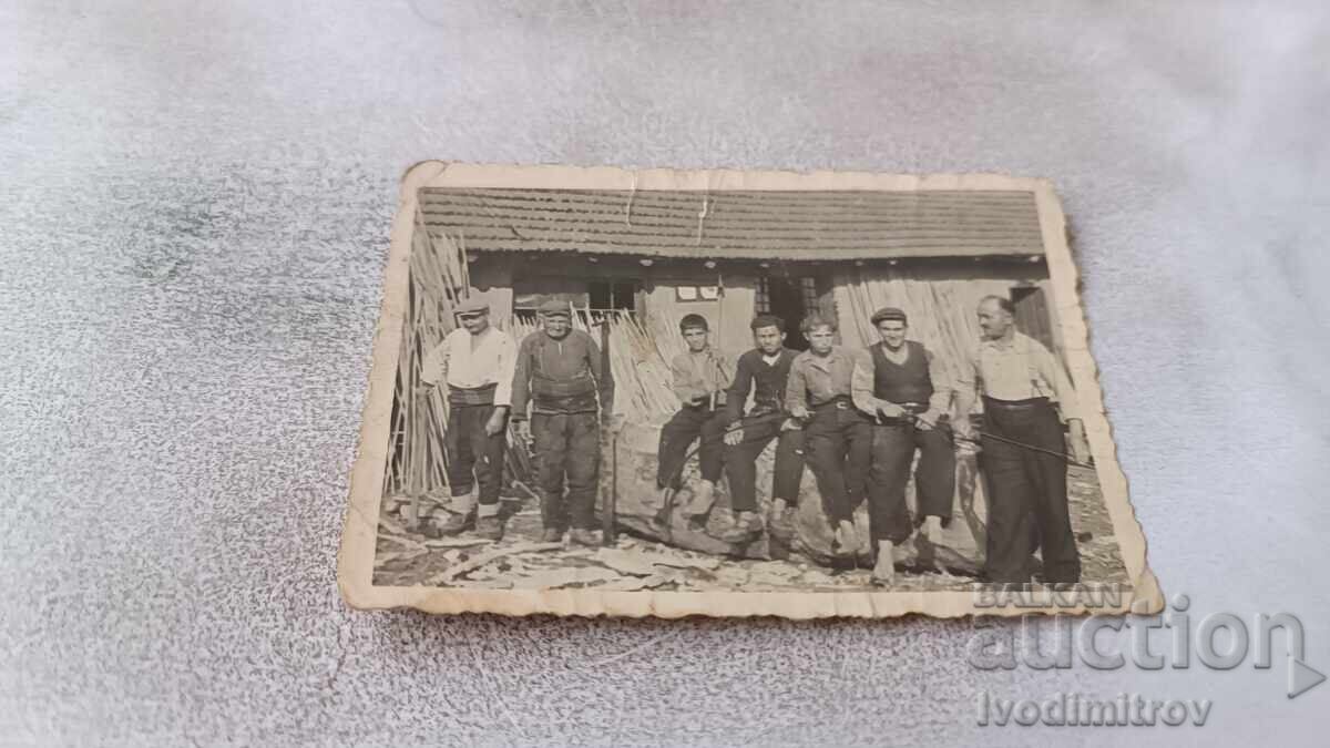 Снимка Мъже и младежи пред дървообработваща работилница Снимка Мъже и младежи пред дървообработваща работилница