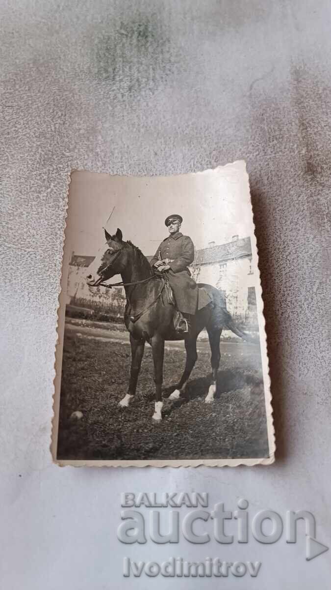 Снимка Офицер с черен кон 1940
