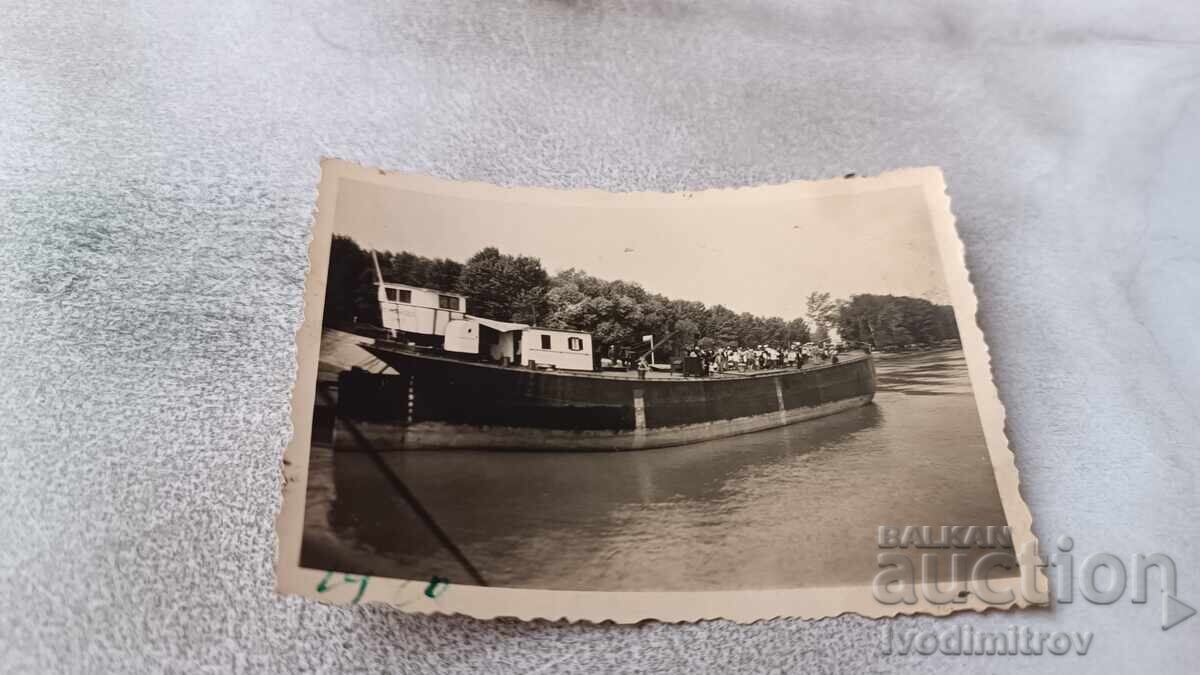 Снимка Мъже и жени на параход в река Дунав