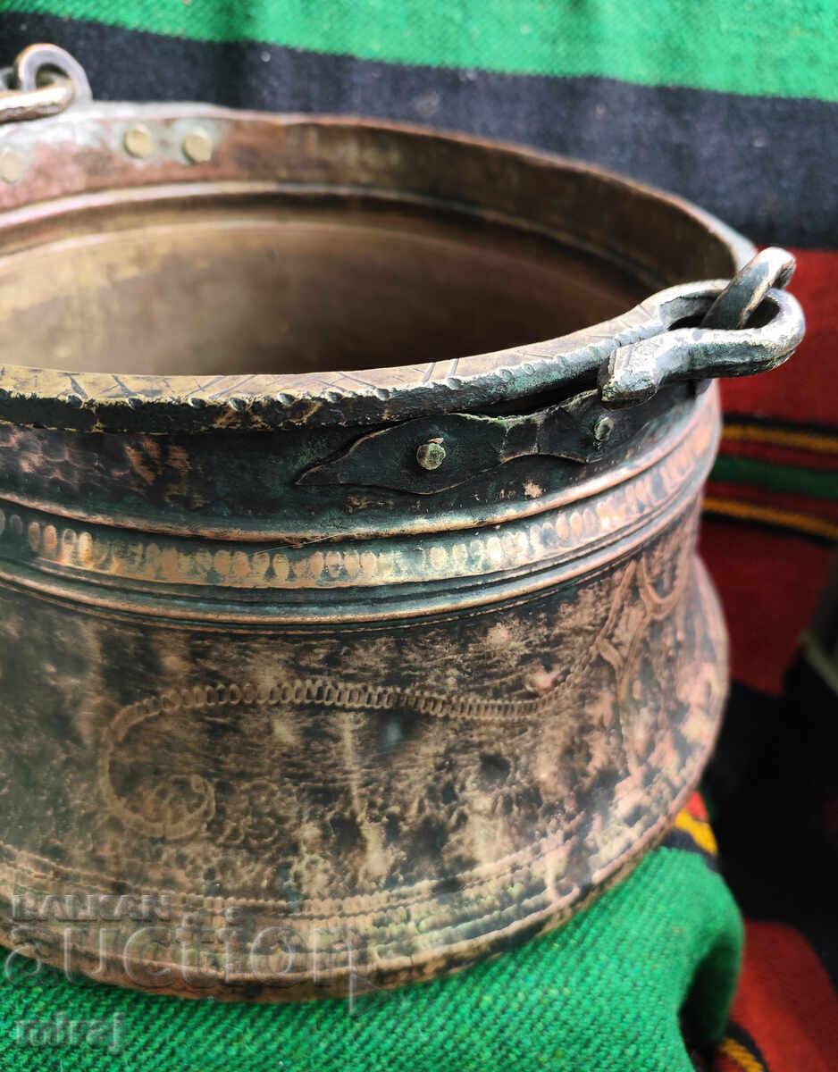 Auction  Large Revival-era copper pot, 25 liters