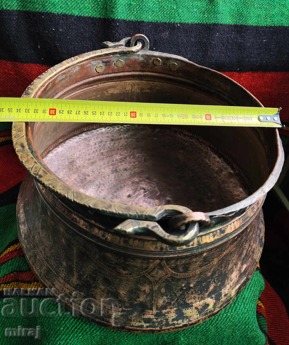Delivery of Large Revival-era copper pot, 25 liters
