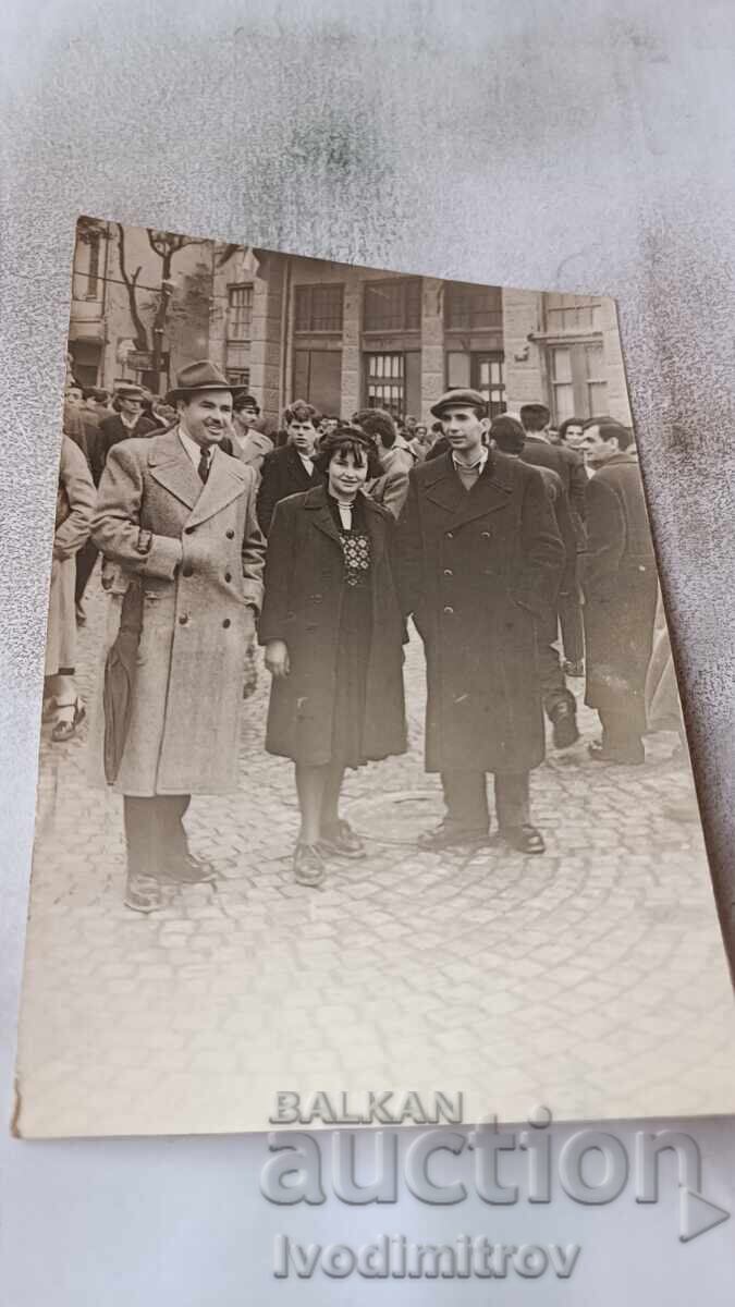 Φωτογραφία Σκοπίων Δύο άνδρες και νεαρό κορίτσι στον δρόμο 1953