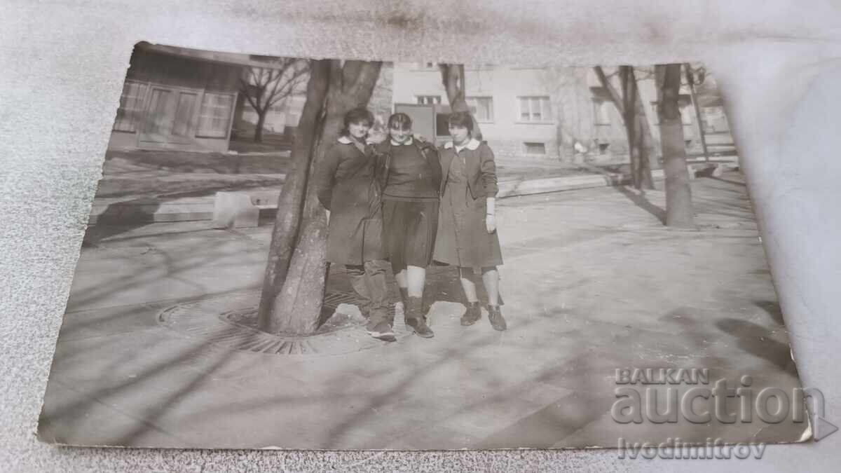 Φωτογραφία Τρεις μαθήτριες στο πεζοδρόμιο 1984