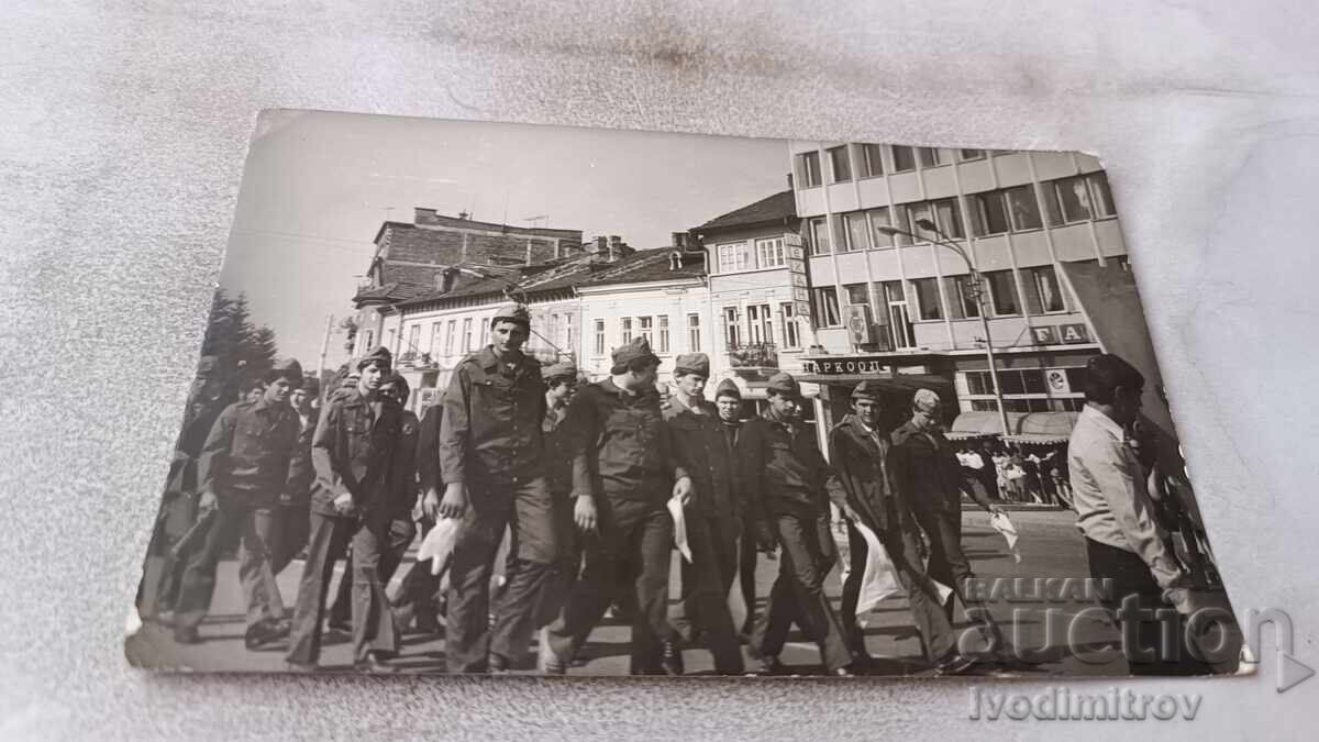 Fotografie Brigadieri trecând pe stradă Fotografie Brigadieri trecând pe stradă