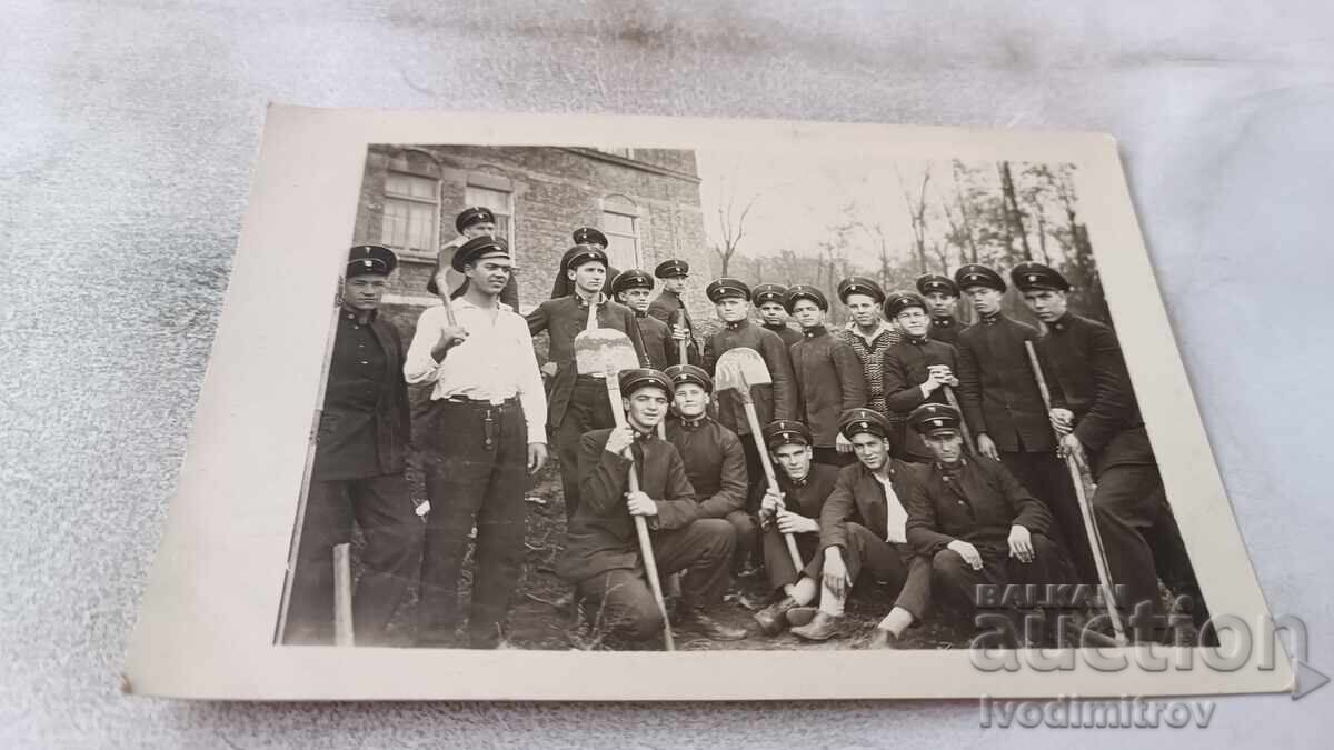 Fotografie Tineri cu târnăcoape și lopeți