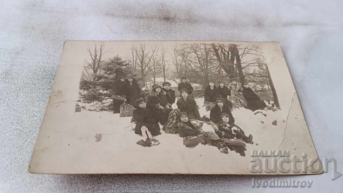 Снимка Велесъ Ученички в парка през зимата 1927