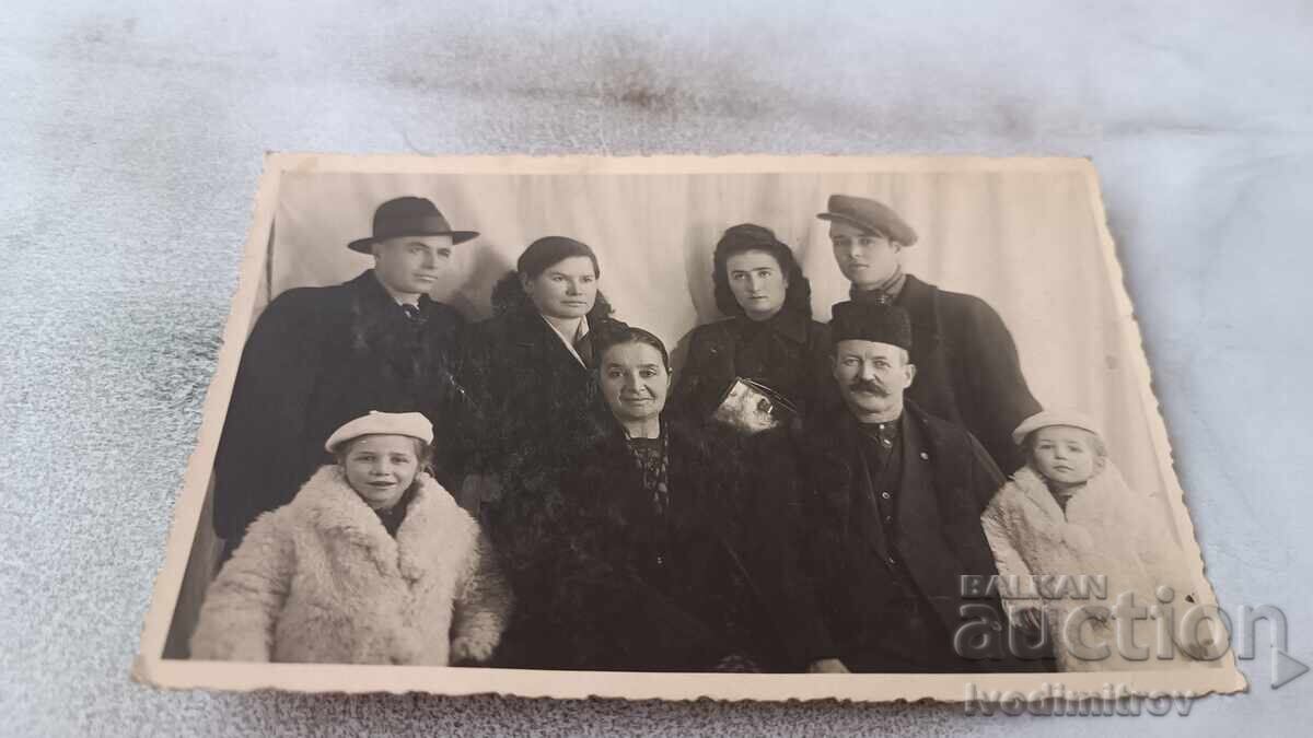 Fotografie Veles Bărbați femei și două fete 1942 Fotografie Veles Bărbați femei și două fete 1942