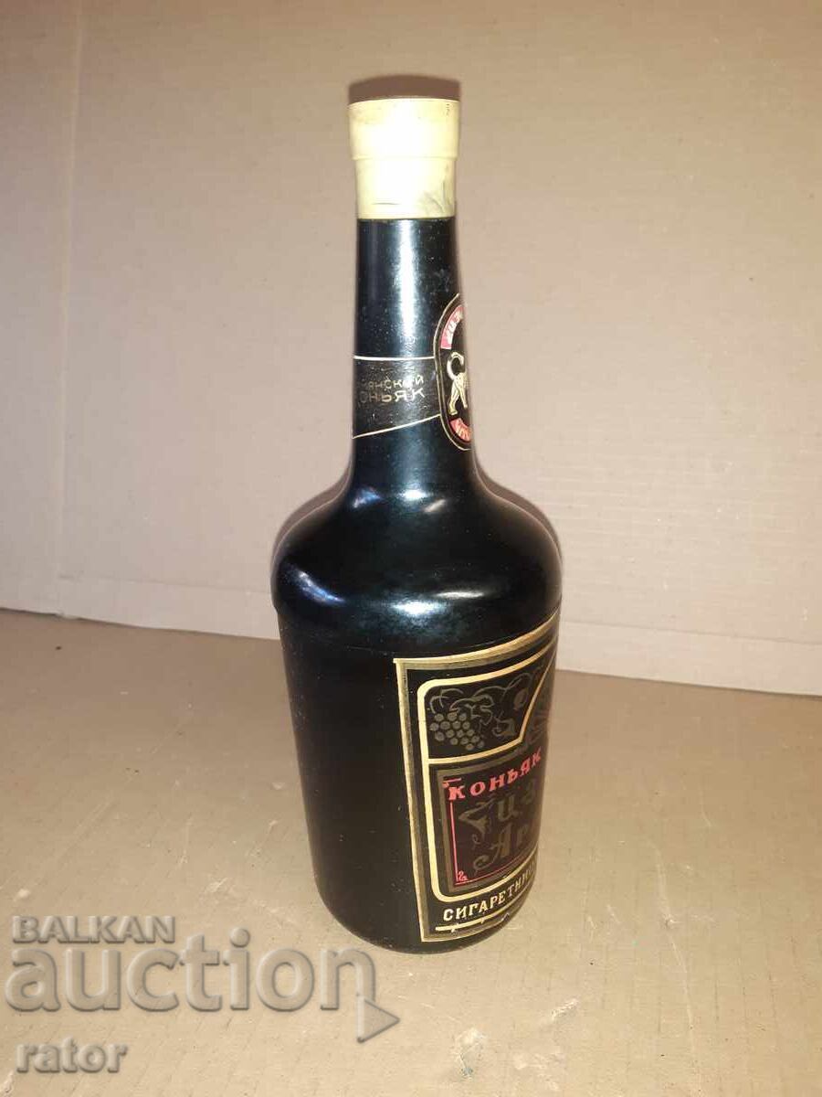 Аукцион Стар цигаретник - бутилка , арменски коняк СССР Аукцион Стар цигаретник - бутилка , арменски коняк СССР