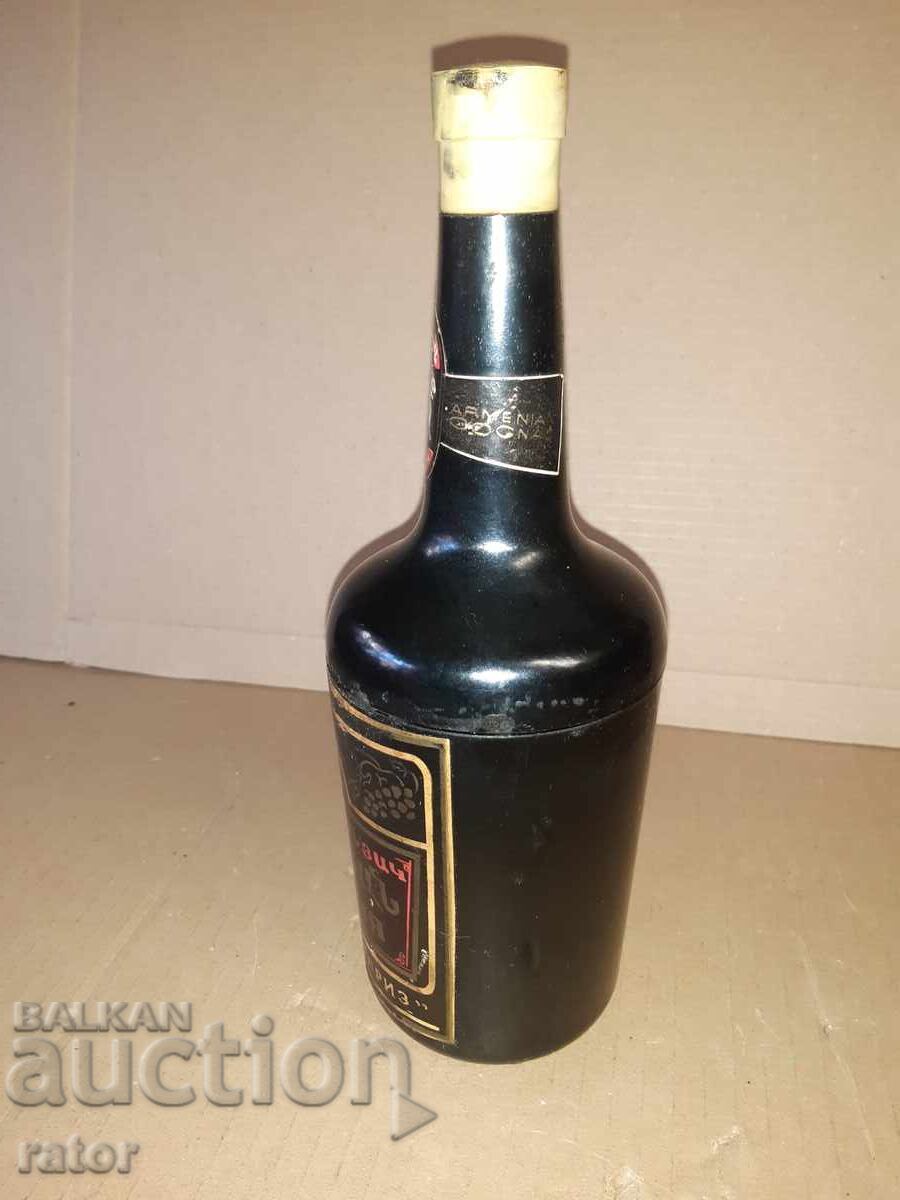 Доставка на Стар цигаретник - бутилка , арменски коняк СССР Доставка на Стар цигаретник - бутилка , арменски коняк СССР