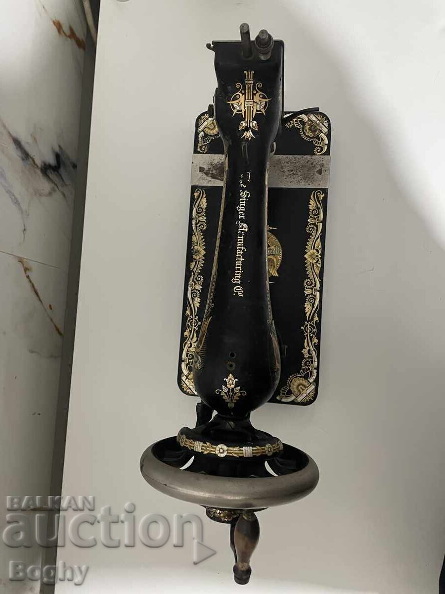 Mașină de cusut Singer vintage – model clasic, decor auriu cu preț € 2000.00 | 3911.66 BGN Mașină de cusut Singer vintage – model clasic, decor auriu cu preț € 2000.00 | 3911.66 BGN