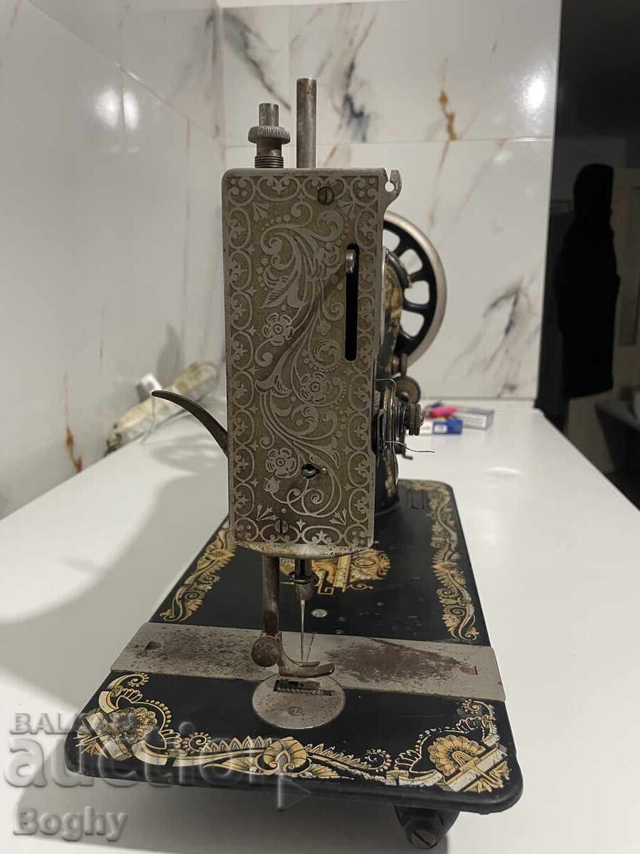 Livrarea Mașină de cusut Singer vintage – model clasic, decor auriu Livrarea Mașină de cusut Singer vintage – model clasic, decor auriu