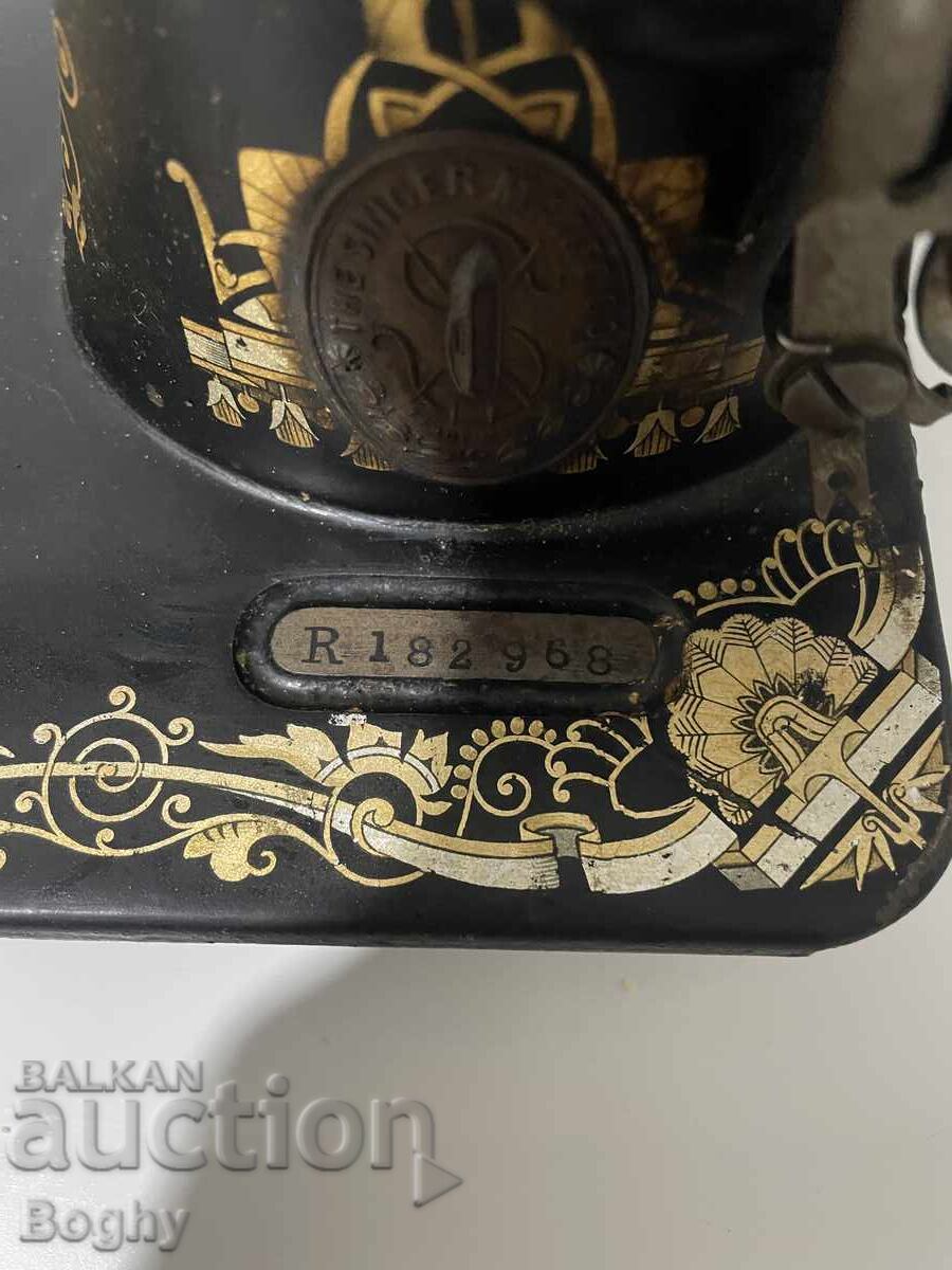 Mașină de cusut Singer vintage – model clasic, decor auriu - 5 Mașină de cusut Singer vintage – model clasic, decor auriu - 5