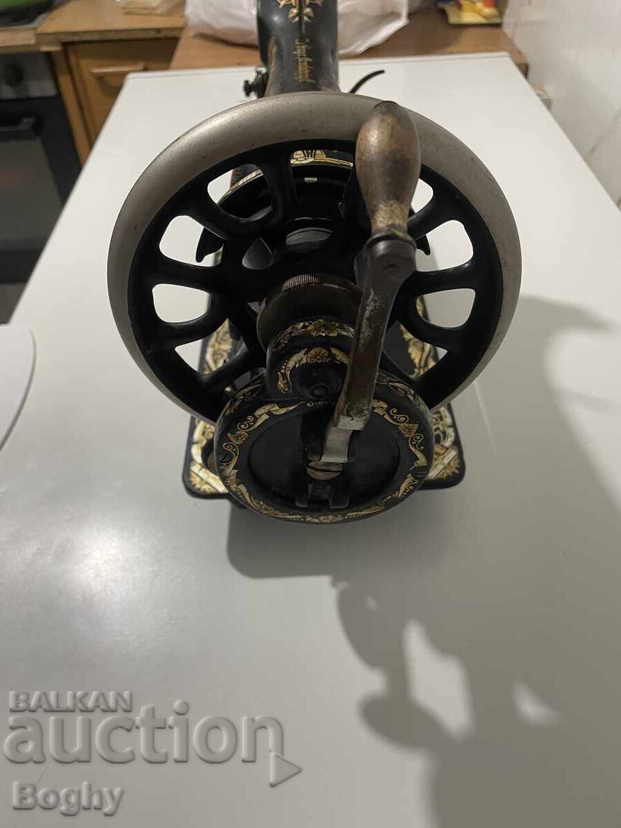 Mașină de cusut Singer vintage – model clasic, decor auriu - 6 Mașină de cusut Singer vintage – model clasic, decor auriu - 6