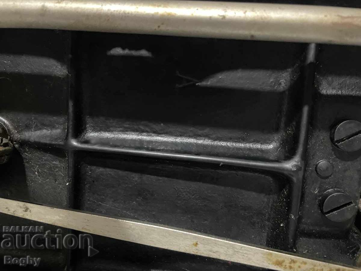 Mașină de cusut Singer vintage – model clasic, decor auriu - 7 Mașină de cusut Singer vintage – model clasic, decor auriu - 7