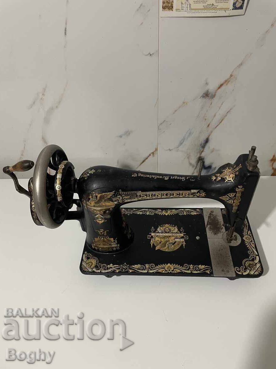 Mașină de cusut Singer vintage – model clasic, decor auriu Mașină de cusut Singer vintage – model clasic, decor auriu