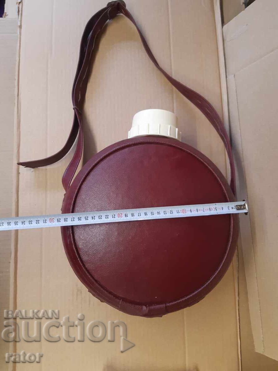 Τεράστιο παλιό μεταλλικό θερμός Τεράστιο παλιό μεταλλικό θερμός