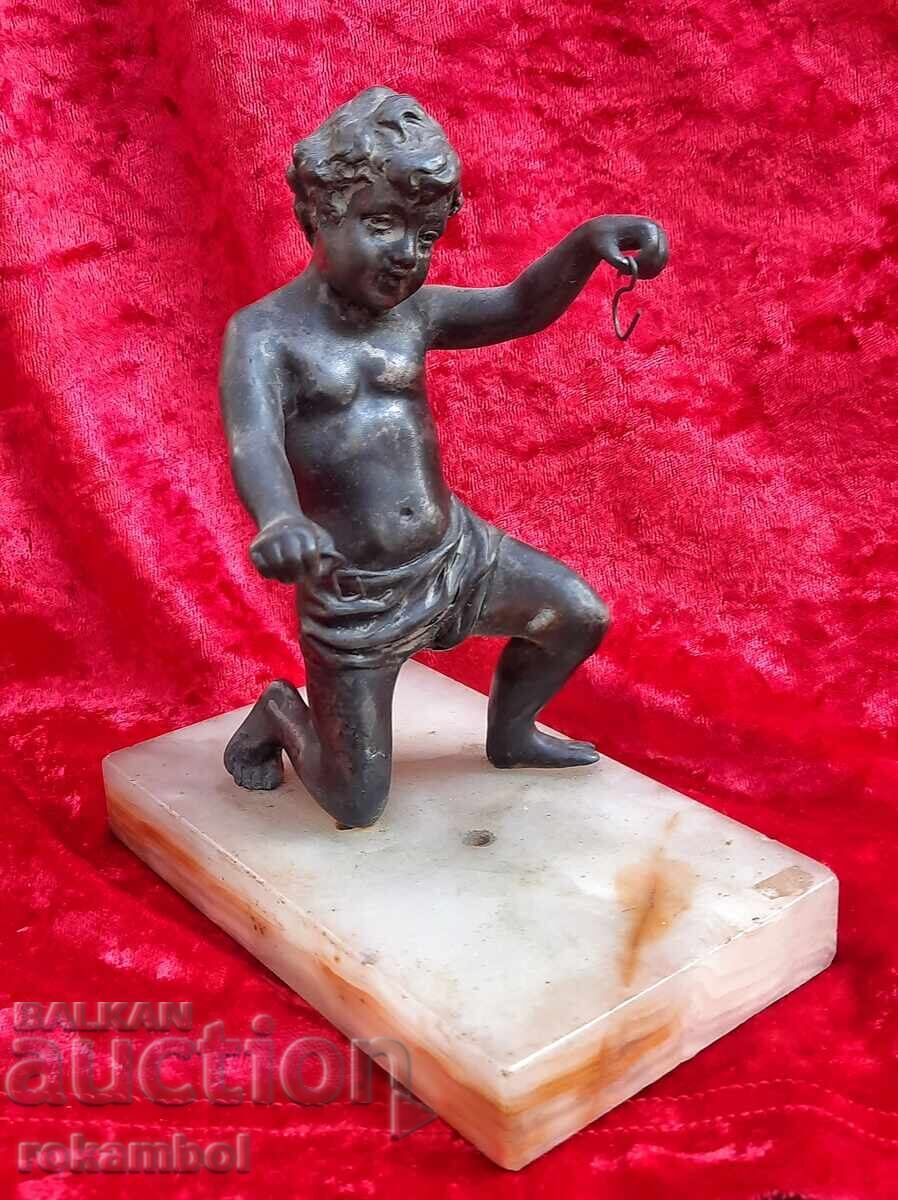 Доставка на Старинна метална фигурка върху мрамор