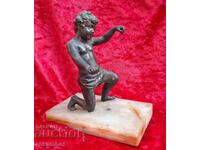 Αρχαία μεταλλική φιγούρα σε μάρμαρο