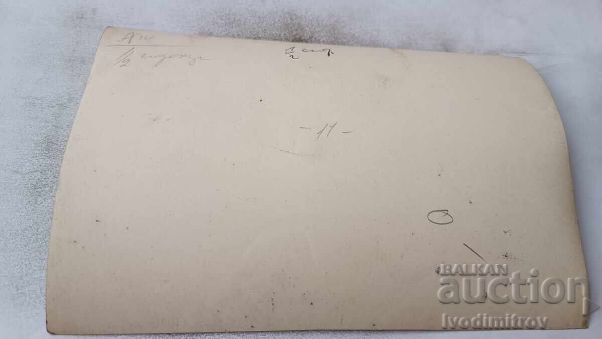 Снимка Двама мъже до бъчва за вино във винарска изба с цена € 1.20 | 2.35 лв.