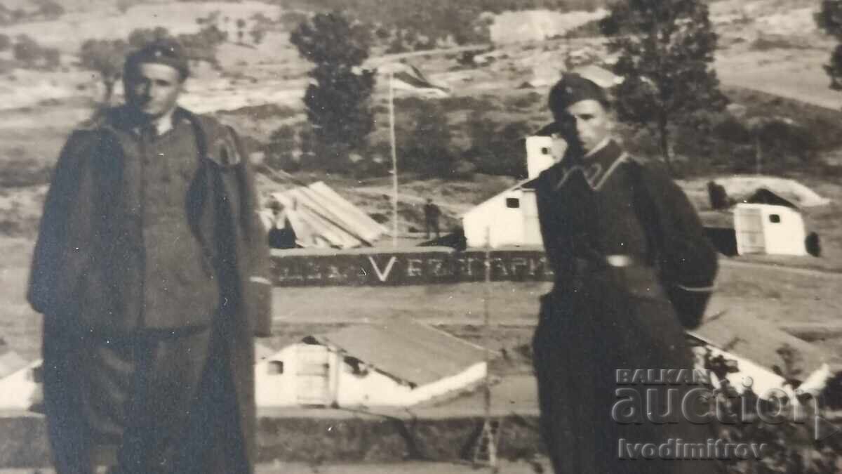 Fotografie Trei soldați lângă cale ferată cu preț € 1.20 | 2.35 BGN