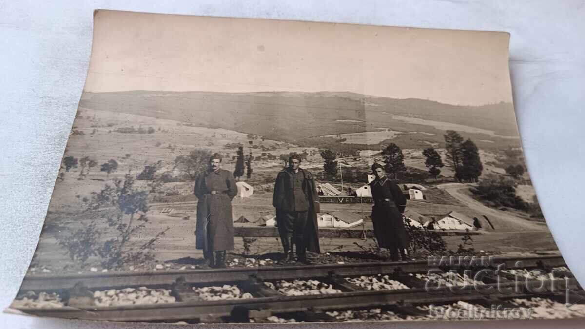 Fotografie Trei soldați lângă cale ferată