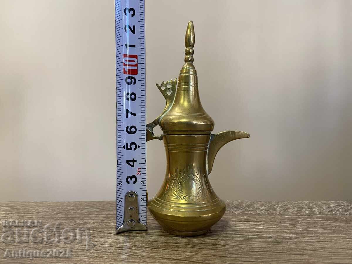 Αντίκα μπρούτζινο αραβικό καφετιέρα (νταλά) με τιμή € 30.68 | 60.00 BGN Αντίκα μπρούτζινο αραβικό καφετιέρα (νταλά) με τιμή € 30.68 | 60.00 BGN