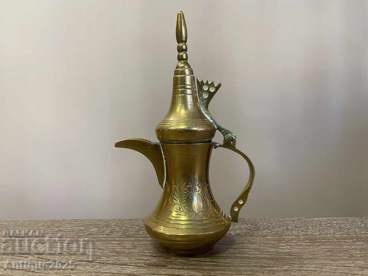 Δημοπρασία Αντίκα μπρούτζινο αραβικό καφετιέρα (νταλά) Δημοπρασία Αντίκα μπρούτζινο αραβικό καφετιέρα (νταλά)