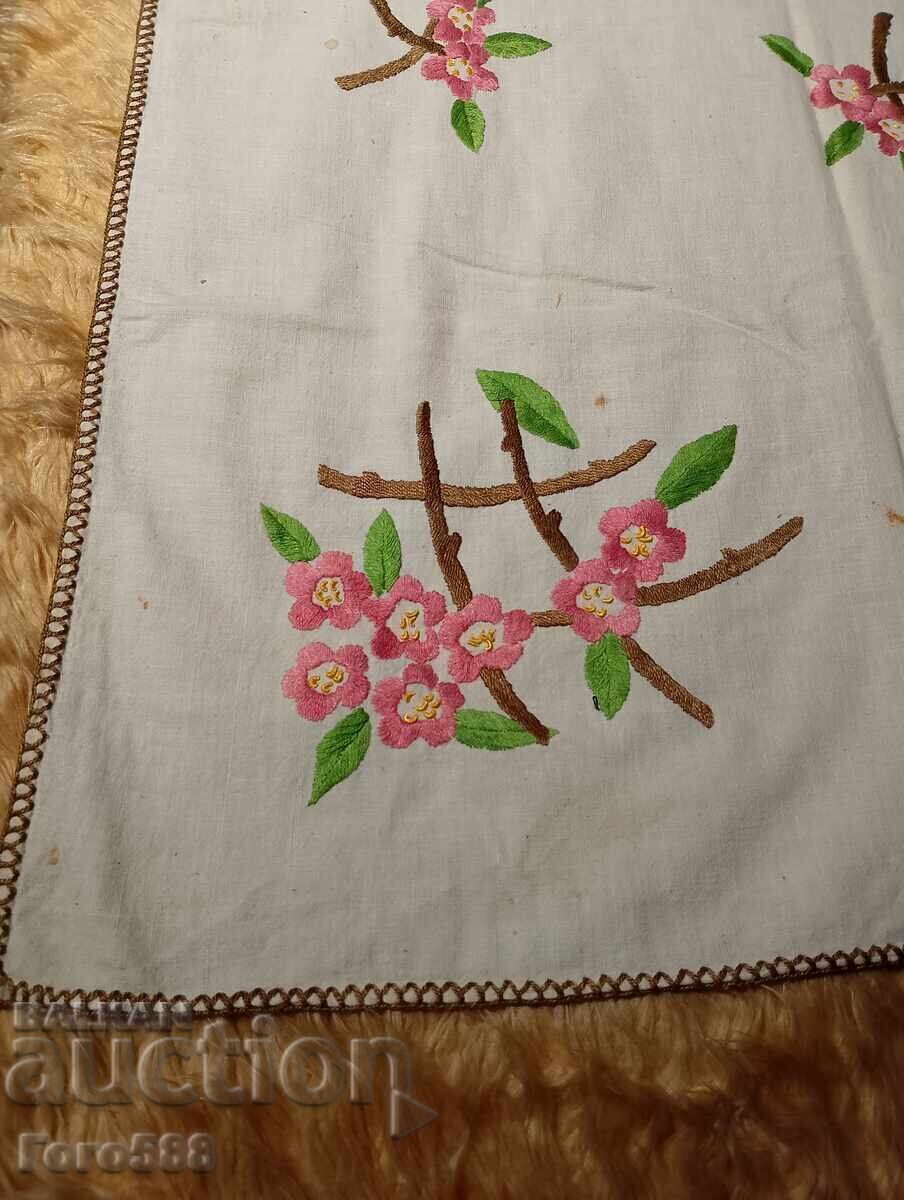 Μικρό κάλυμμα τραπεζιού 12 με τιμή € 1.00 | 1.96 BGN