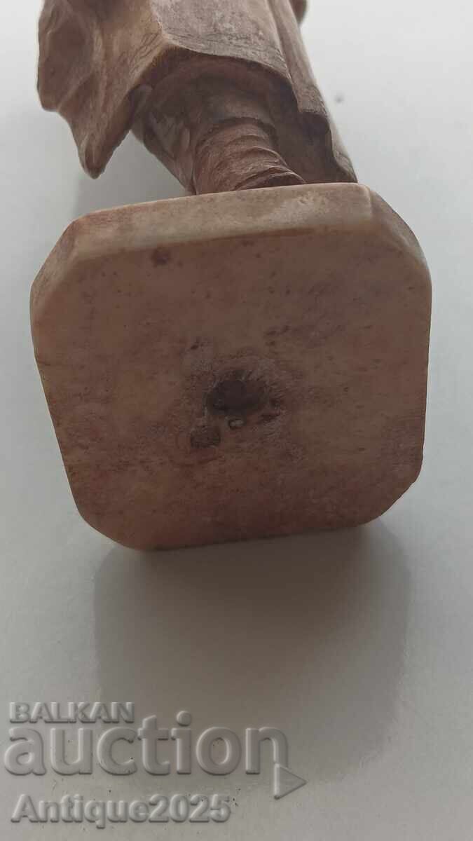 Доставка на Френски революционер с флаг — резбована фигурка от кост