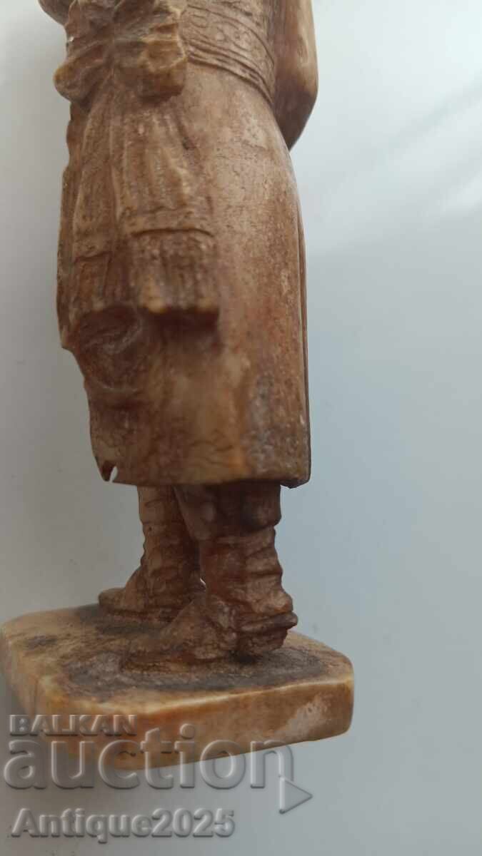 Френски революционер с флаг — резбована фигурка от кост - 5