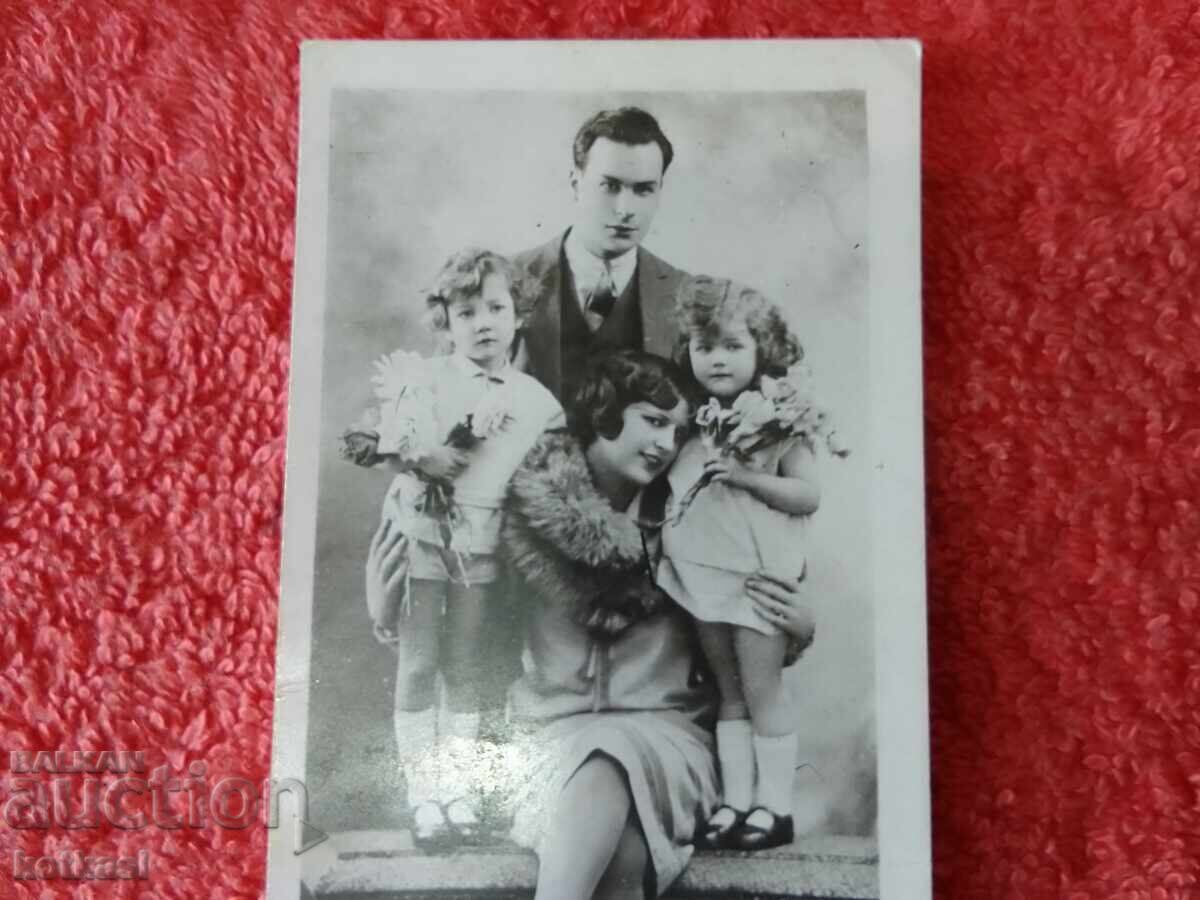 Доставка на Стара снимка на Семейство 1942 г. Доставка на Стара снимка на Семейство 1942 г.