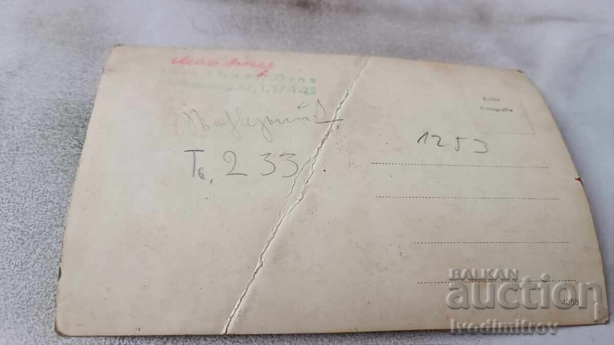 Fotografie Bărbați și femei în fața unui poligon de tragere într-un parc de distracții cu preț € 0.84 | 1.64 BGN Fotografie Bărbați și femei în fața unui poligon de tragere într-un parc de distracții cu preț € 0.84 | 1.64 BGN