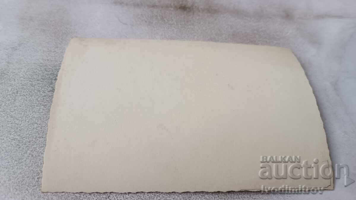 Fotografie Cloun cu cele două asistente ale sale într-o reprezentație de circ cu preț € 0.84 | 1.64 BGN