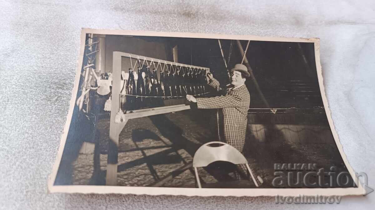 Fotografie Cloun cu cele două asistente ale sale într-o reprezentație de circ